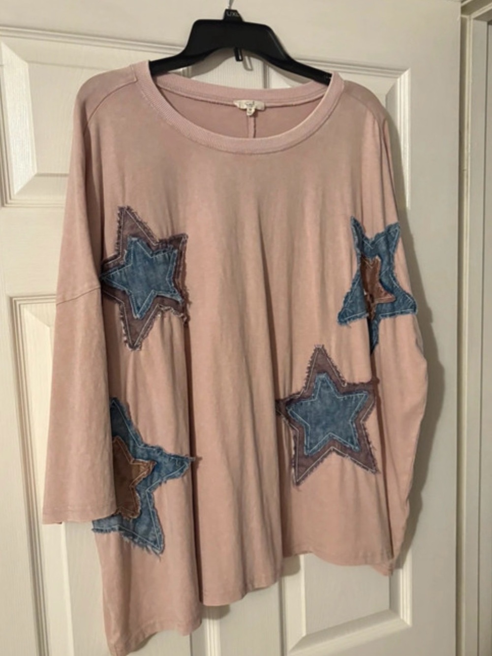 Easel Star Appliqué Long Sleeve Women's Top
